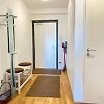 2 Bedroom Apartment Next To Metro U1 And Pr Garage