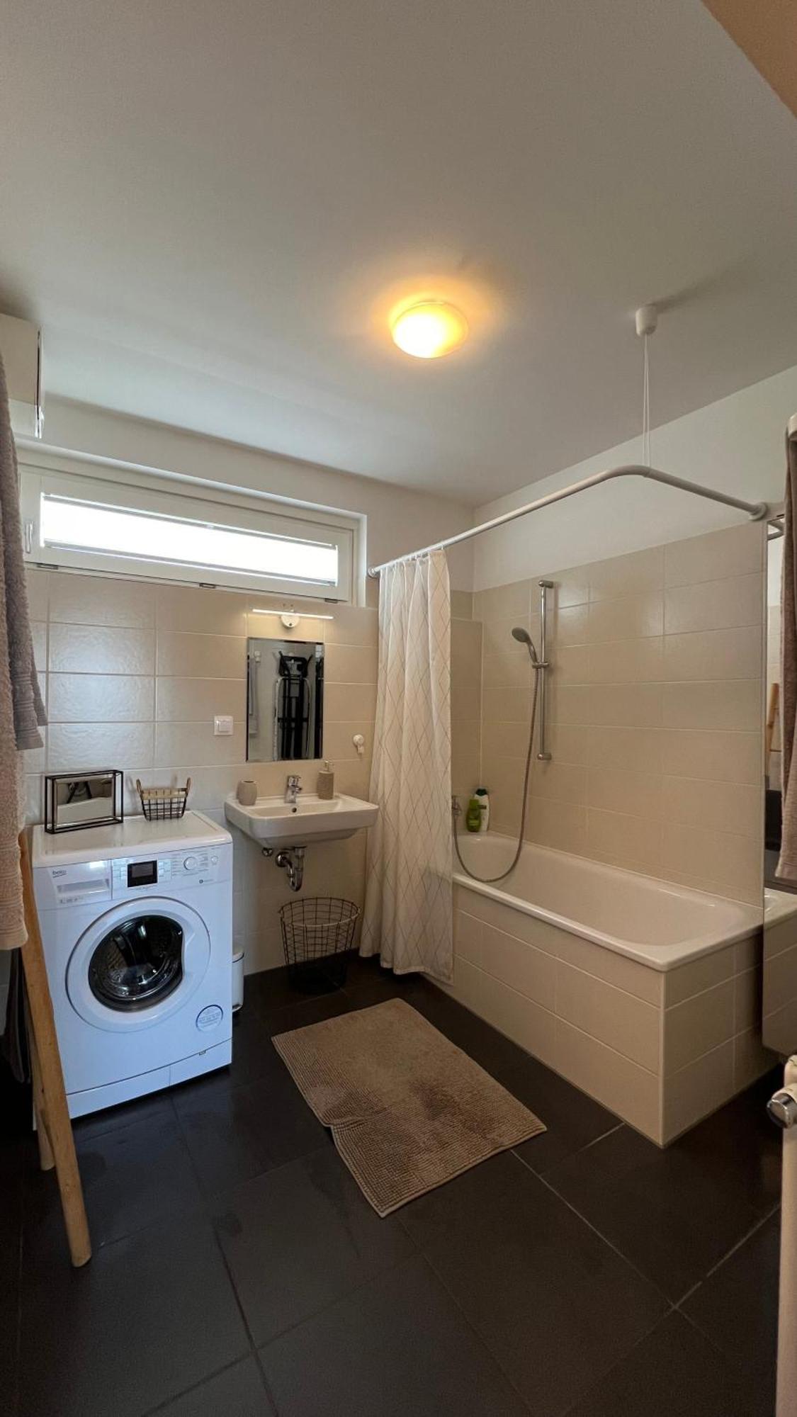 2 Bedroom Next To Metro U1 And Pr Garage
