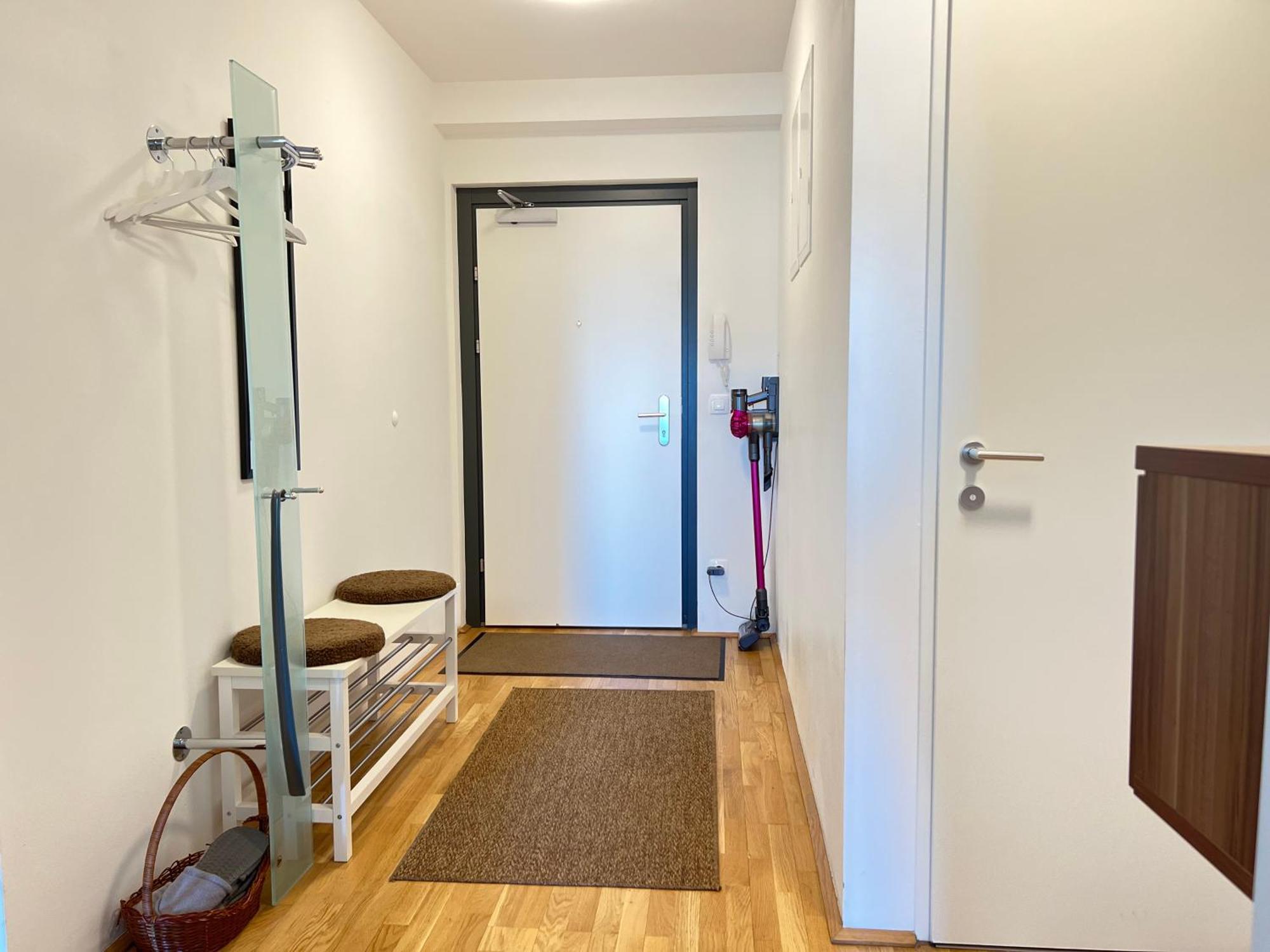 Apartment 2 Bedroom Next To Metro U1 And Pr Garage *